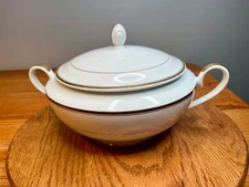 Mikasa Fine  China Classic Gold L3201 Covered Casserole Dish