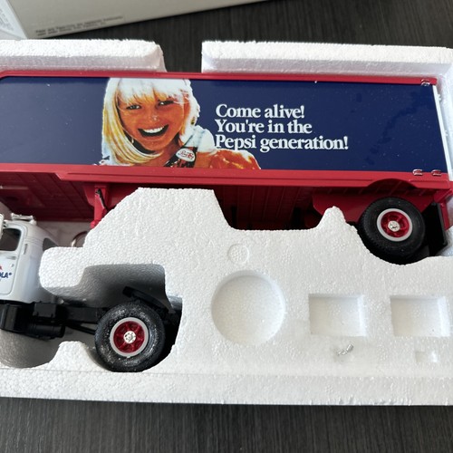 FIRST GEAR MACK 1960 MODEL B-61 TRACTOR TRAILER PEPSI COLA "COME ALIVE" #19-1514 - Picture 9 of 9