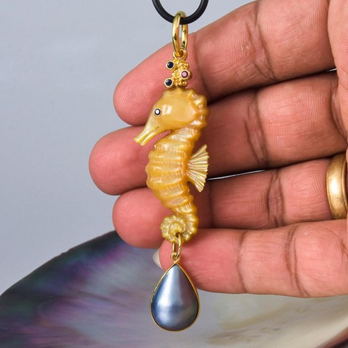 Seahorse Pendant Carved Mother-of-Pearl & Gold Vermeil on Sterling Silver 9.54 g - Picture 4 of 14