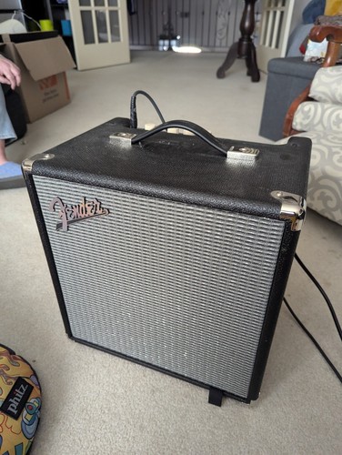 Fender Rumble 25 Bass Combo Amp (25W) + cords