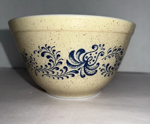 Pyrex Homestead Bowl 401   750 ml. Good Used Condition