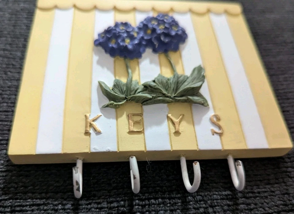 Llavero de pared vintage 3D flores violetas en rayas amarillas y blancas (4 llaves) Foto 3 de 4