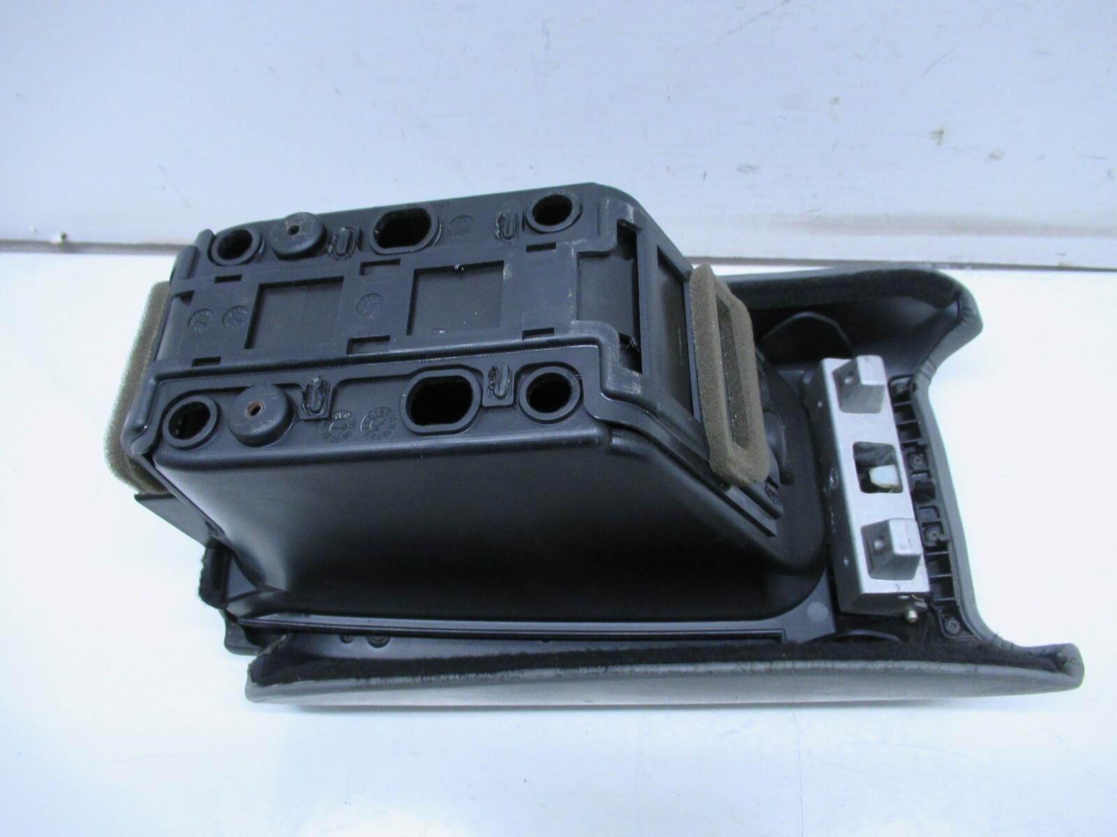 04-08 MASERATI QUATTROPORTE CENTER CONSOLE ARMREST ARM REST OEM