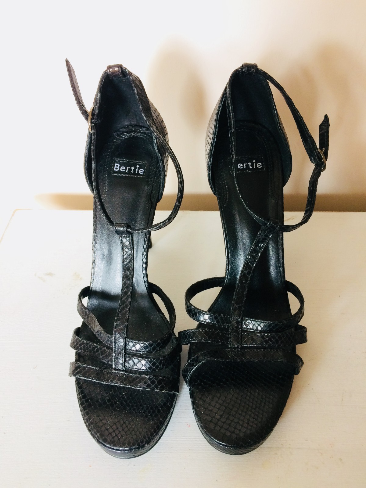 Bertie High Heel schuhe, Größe 6 (39) - schwarz - NEU - WOMEN NEU Schuhe Bertie High Heel schuhe, Größe 6 (39) - schwarz - NEU - WOMEN NEU Schuhe