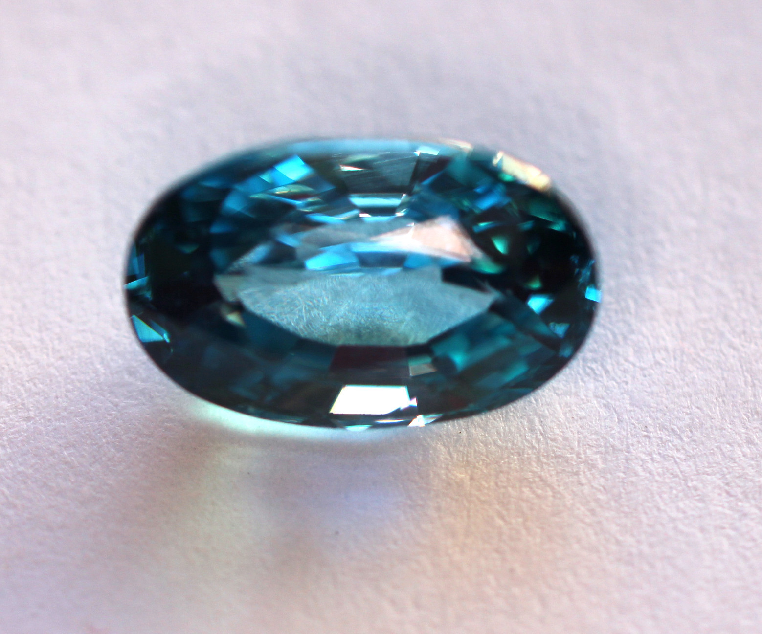 Zircon bleu véritable 6,45 ct de qualité AAAA pour remplacer un saphir sur monture en or blanc