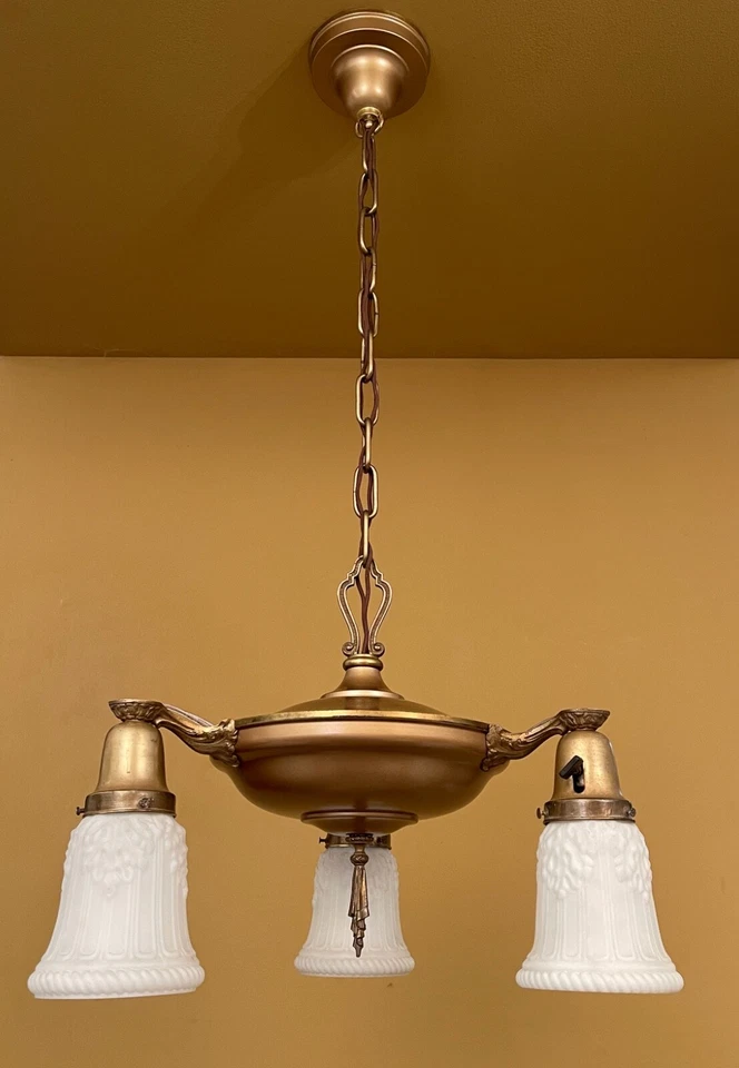 Lámpara de araña vintage de hoja de acanto con iluminación de los años 20 de Williamson Foto 2 de 4