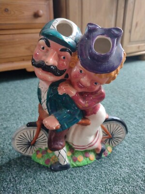 Kürzere Ware Gänseblümchen Glockenvase 1930er Jahre Mann und Dame auf einer Vase 11 cm hoch 