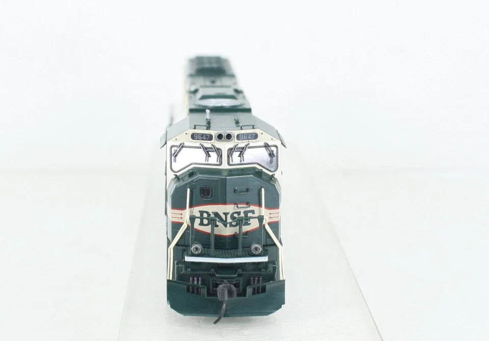 HO Scale Kato 37-6383 BNSF SD70MAC Diesel Locomotive Merger Scheme #9647 w/ DCC - Image 3 of 4