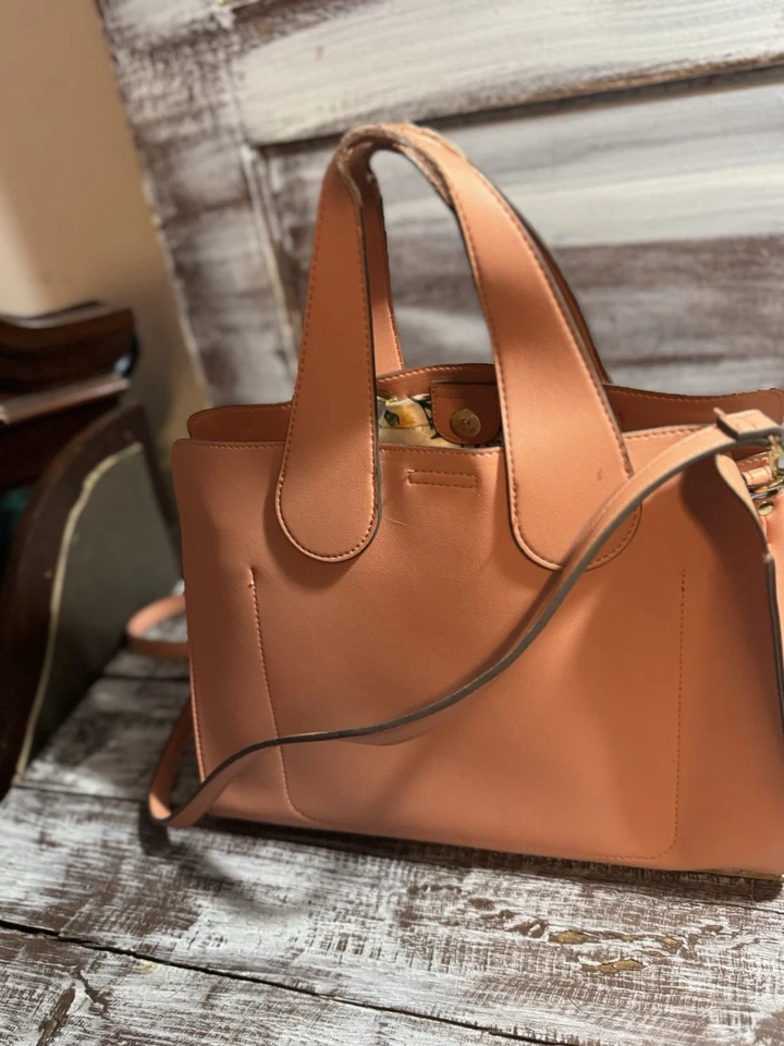 Bolso de Mano Nanette Rosa Leporo con Bufanda Floral Incluye Correa para el Hombro Foto 3 de 4