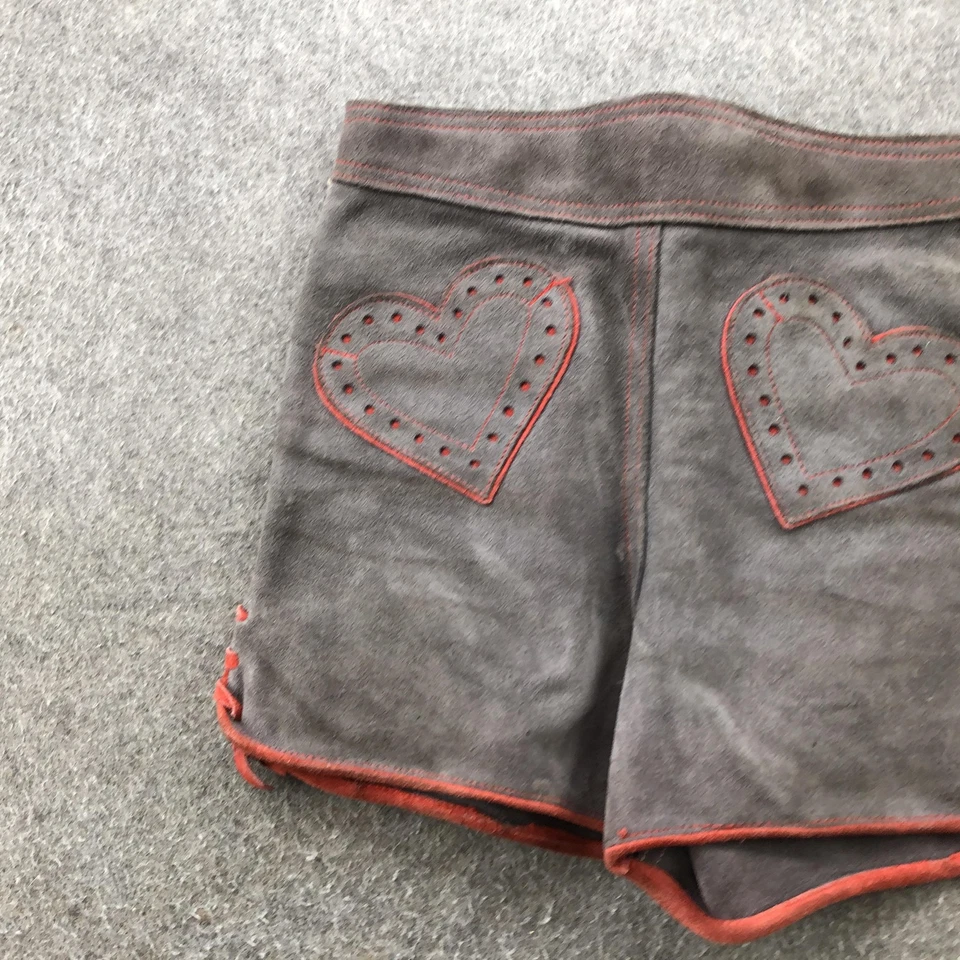 Shorts femininos vintage de couro camurça 2 cinza vermelho coração patch com cadarço - Imagem 2 de 4