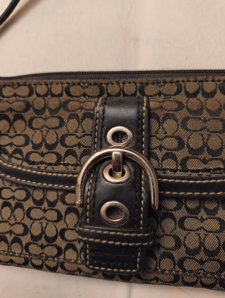 COACH MINI SIGNATURE BUCKLE LARGE SOHO WRISTLET 40585 Wallet  Black and Gray - Image 2 of 4