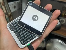 Motorola MB511 Flipout 3G 512 MB Clásico Cuadrado Compacto Deslizable Teléfono Móvil Música