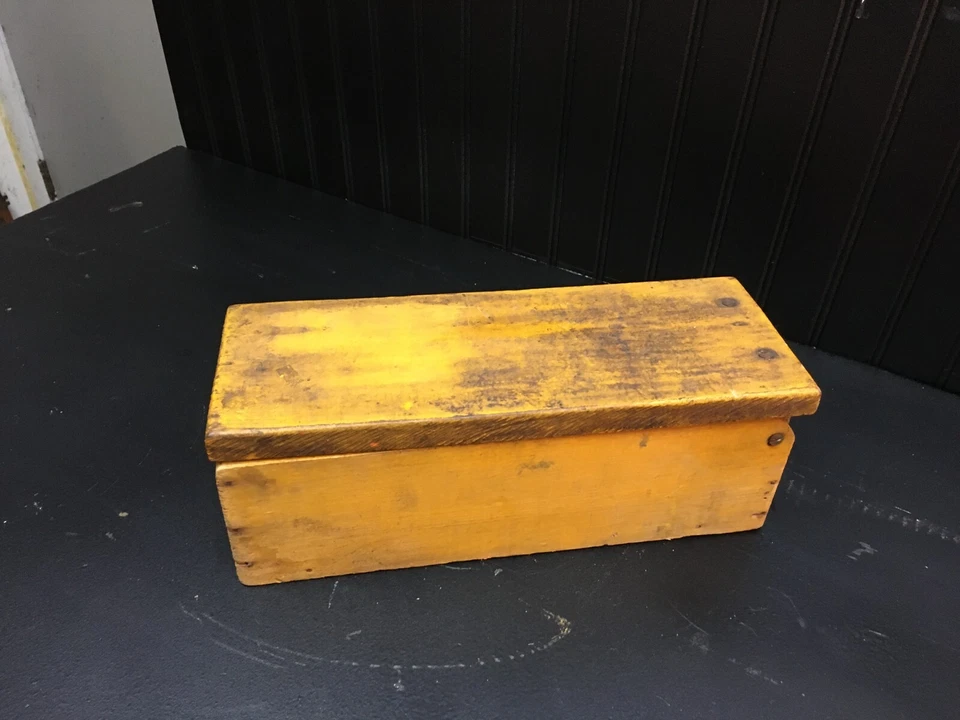 Caja de herramientas de tractor de madera vintage granja John Deer caja de herramientas amarilla 13,5 pulgadas x 5 pulgadas x 5 pulgadas Foto 2 de 4