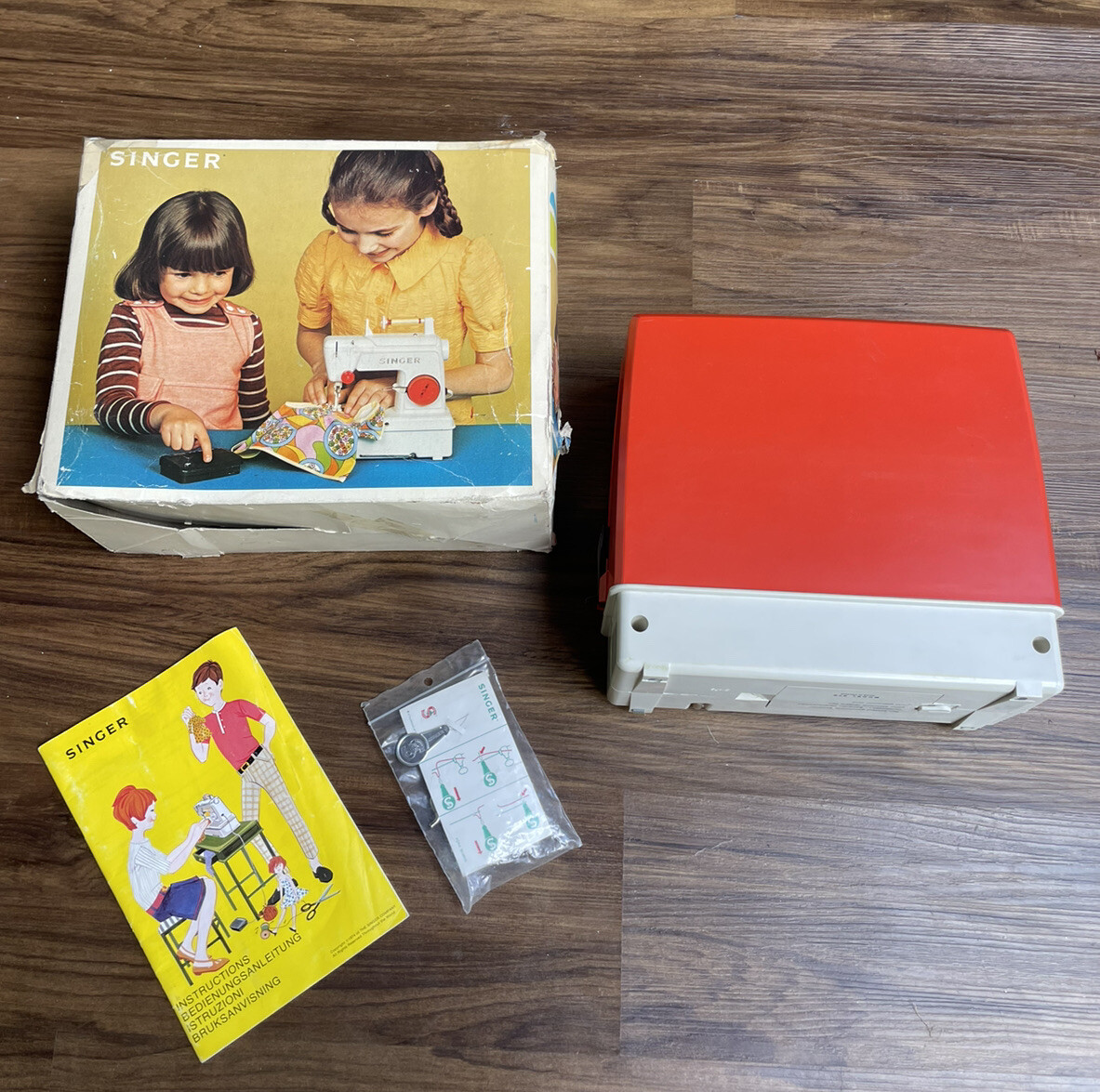 Vintage Singer Junior Miss sewing machine W Box & Instructions
