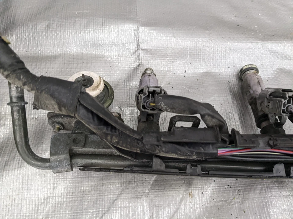 Arnés de cableado y riel inyector de combustible Mazda Miata 2001-2005 N066-67-080C 01NB22V Foto 4 de 4