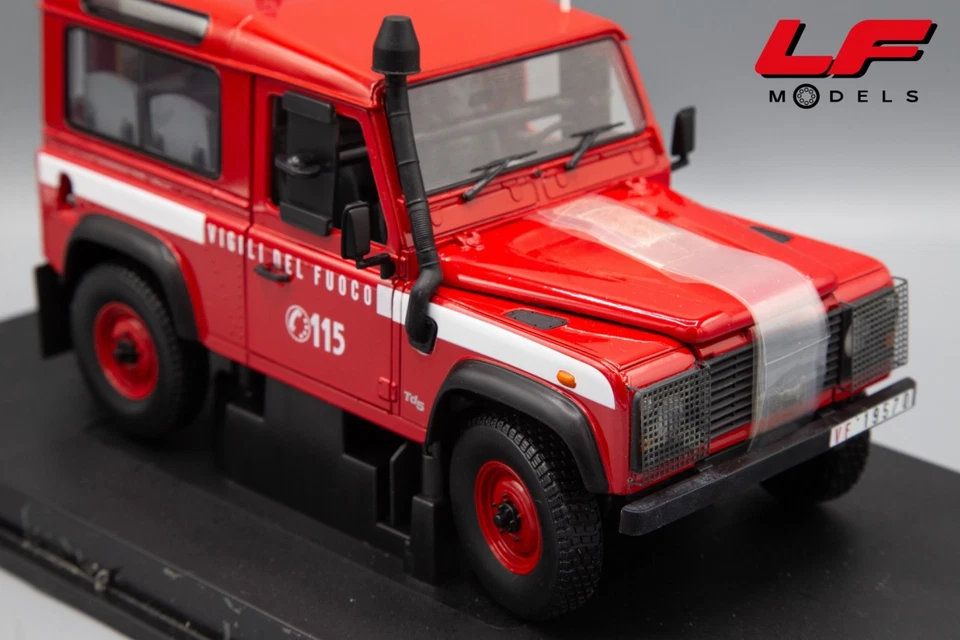1:18 Land Rover Defender 90 Vigili del Fuoco - Universal Hobbies - Immagine 3 di 4