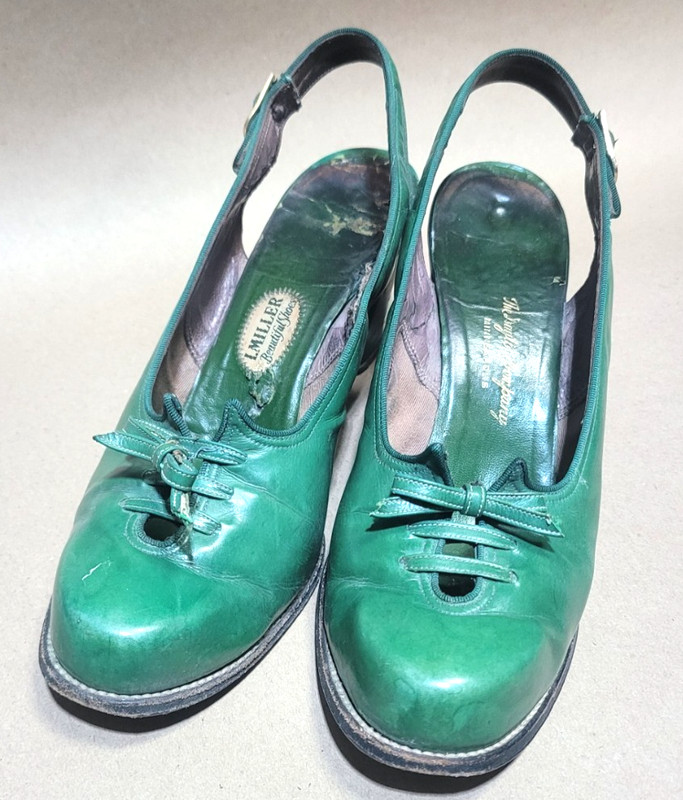 40s-50s L.MILLER HEEL-CUP GREEN LEATHER BOW CLOSED TOE OPEN HEEL STRAP  HEELS