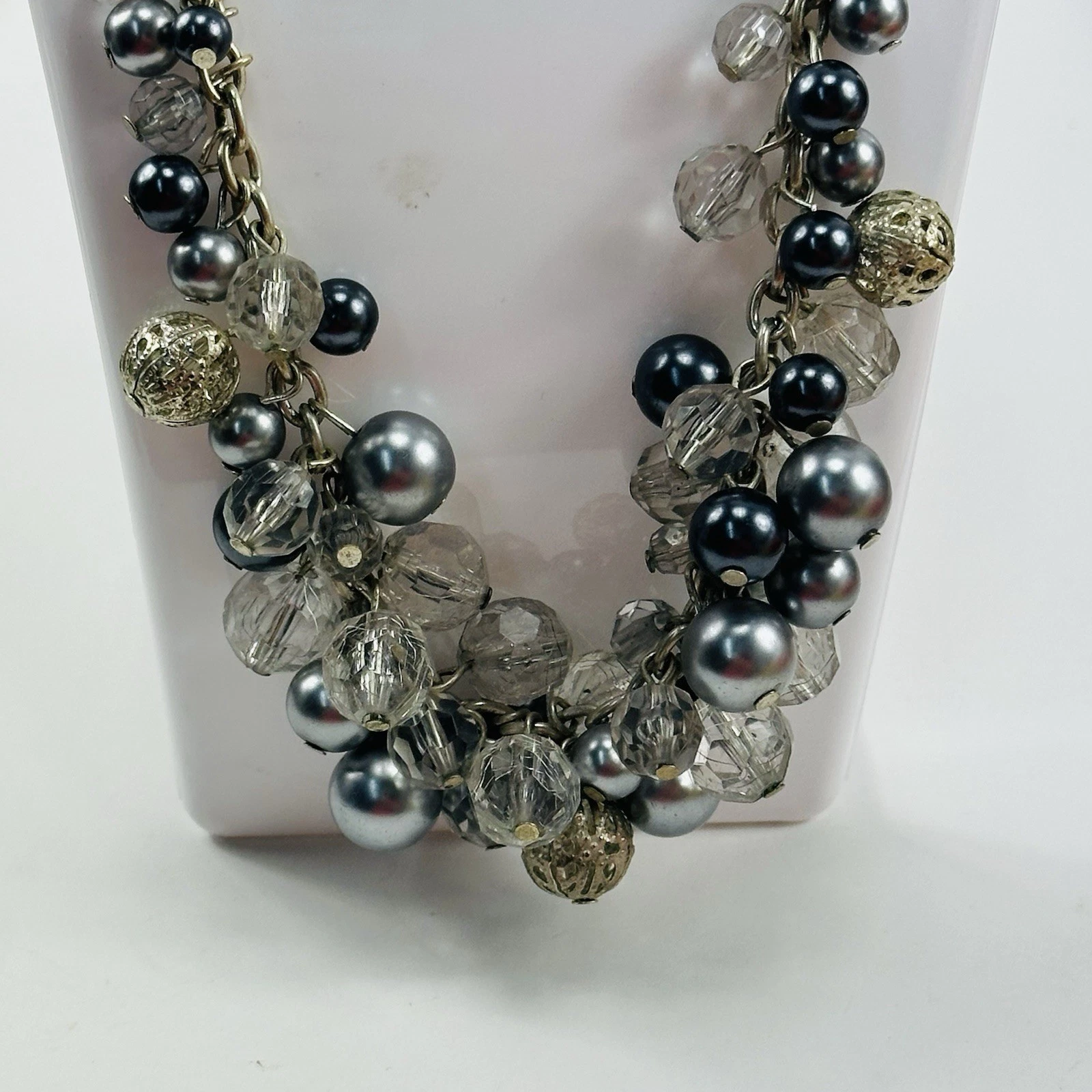 VETEMENTS Collana grossa con bavaglino a grappolo di perle e strass Statement