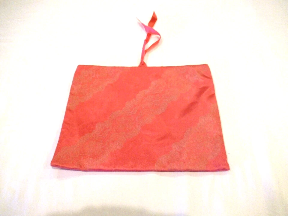 Schiaparelli pink satin lingerie case/handkerchief case, subtle lace pattern - Image 2 of 4
