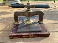 Ancienne Presse à Livres en Fonte, Laiton et Bois Doré – XIXᵉ siècle