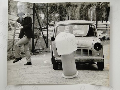 Bruchsicherer Kunststoff Poller Demonstration Mini Auto 1972 Foto