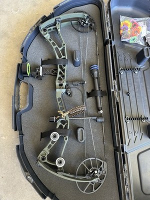 Bowtech Solution SS, 70lb Draw, RH,Black Gold Ascent Sight, Arrows, Release