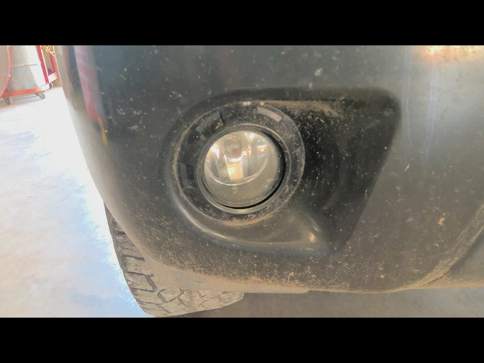 Luz de conducción usada se adapta a: Nissan Frontier 2010 conducción antiniebla 4,0 L en parachoques derecho y Foto 2 de 4