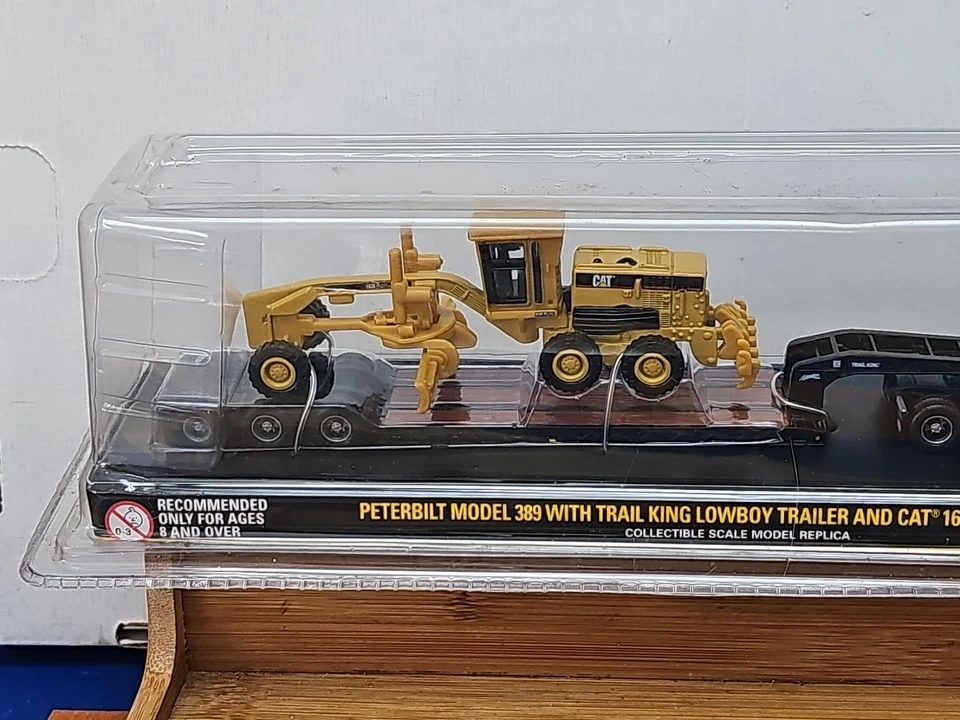 Norscot 55414 HO 1:87 Peterbilt 389 w/Trail King Lowboy Trailer/CAT 163H Grader - Image 2 of 4