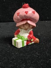 Vintage 1983 Strawberry Shortcake w Gift Present Mini Figure AGC Miniature