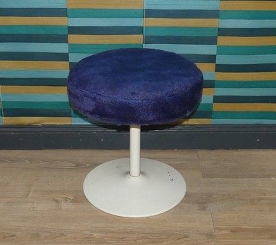 70er Jahre Tulpenfuß Hocker tulip weiß/blau Plüsch Trompetenfuß vintage stool