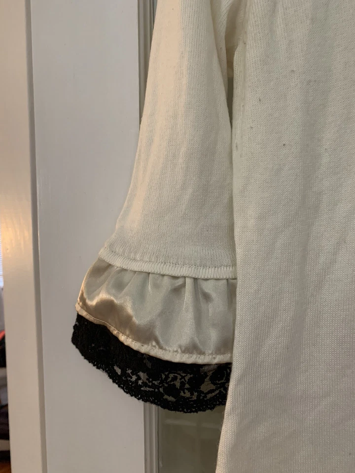 Suéter Nick & Mo Mangas Campana Medianas Crema Satinado Negro Encaje Volantes Espalda Foto 3 de 4