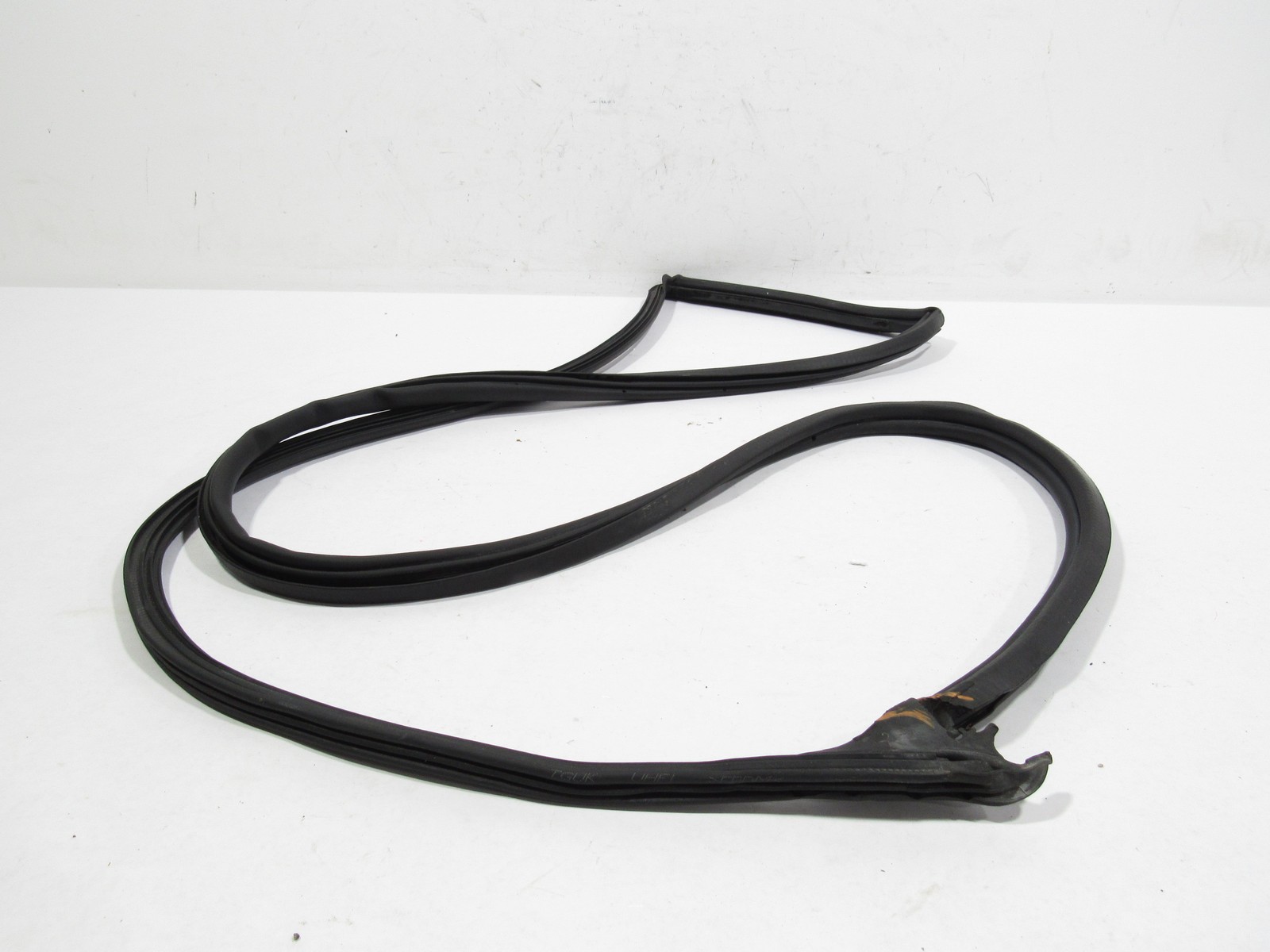Aston Martin Vanquish 2014-2018 Right Outer window scraper seal
