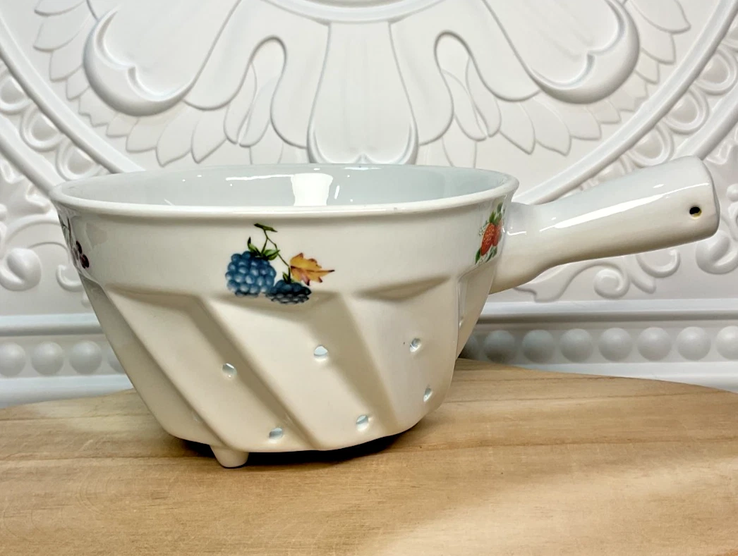 BIA Cordon Bleu Ceramic Fruit Colander with Handle & Feet White Kitchen Strainer