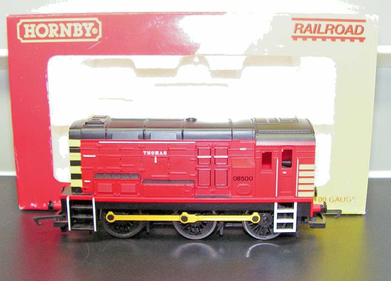 Hornby R2774 Class 08 0-6-0 Diesel Shunter Locomotive ""Thomas I"" 08500 VNMIB