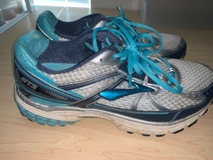 brooks walking tennis shoes