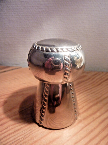 Moet & Chandon Champagne Bottle Stopper Gold Bar Accessory
