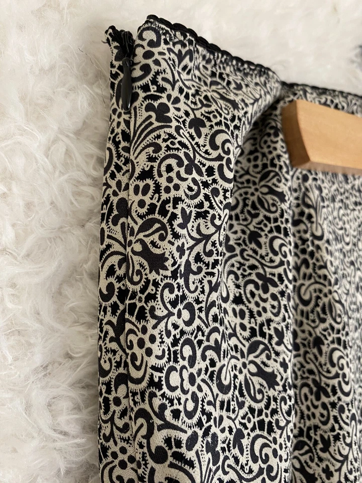 Falda Merona Mediana Seda Blanco y Negro Abstracto Foto 4 de 4