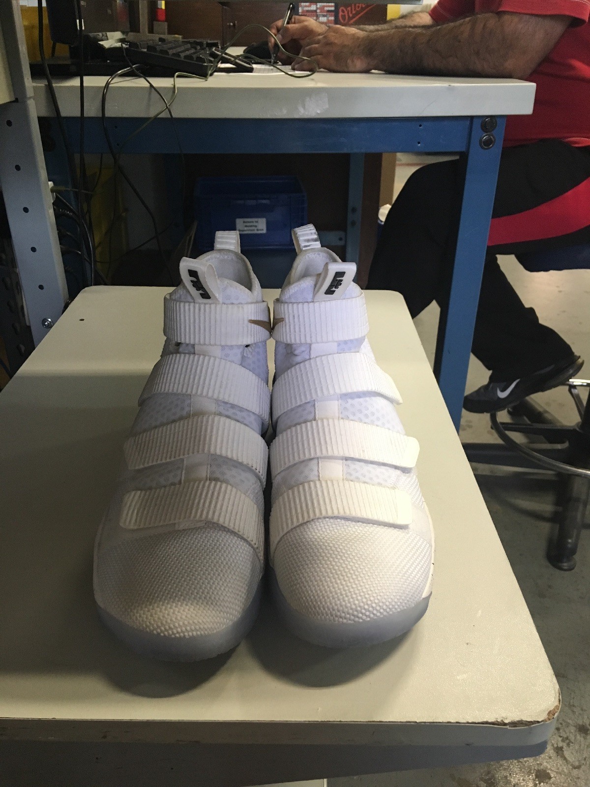 Nuove nike lebron james soldato xi oro bianco nere sz 11 Nuove nike lebron james soldato xi oro bianco nere sz 11