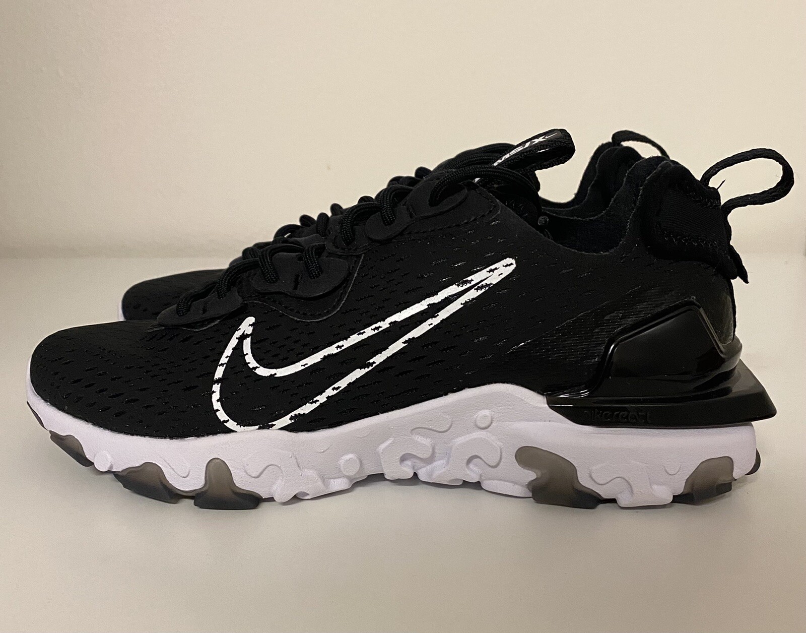 react vision black and white