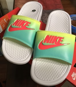 nike sandals size 10