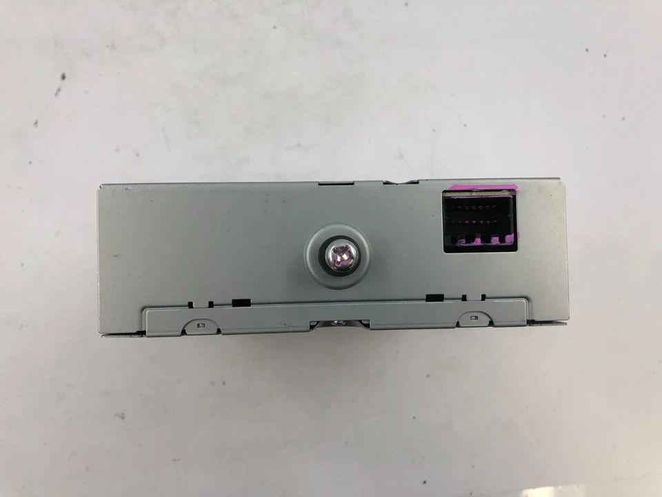 2009-2014 Volkswagen Routan DVD Player OEM E01B15051 - Image 4 of 4