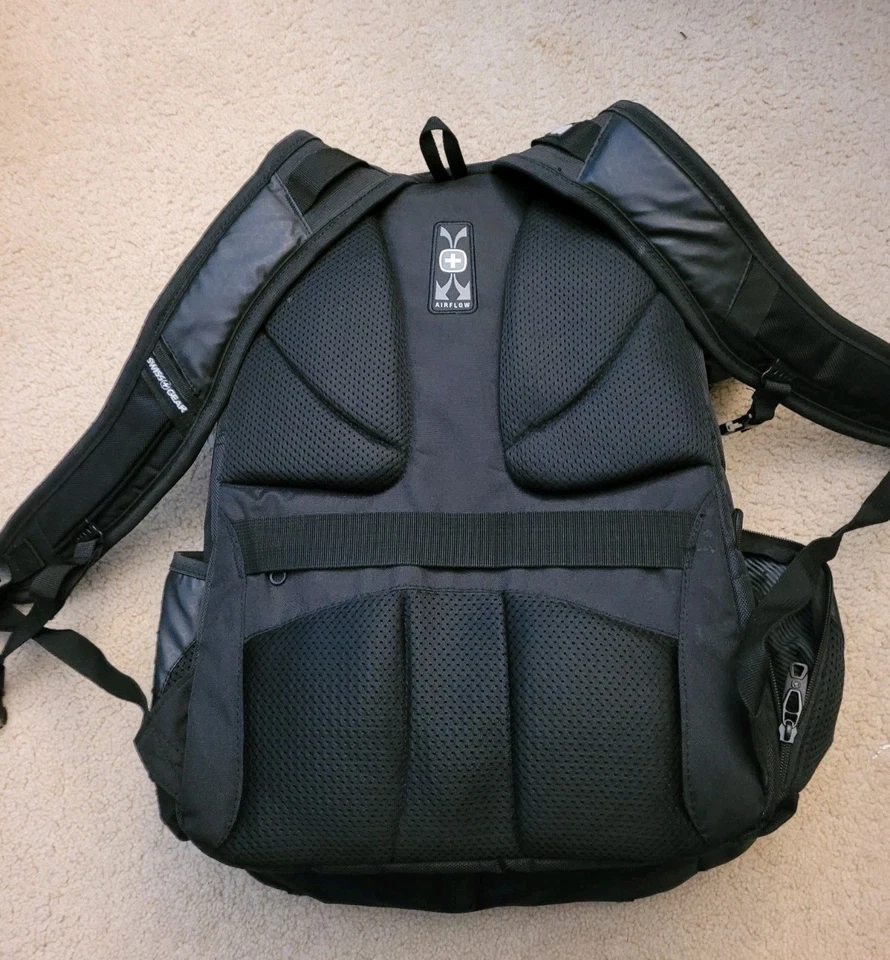 Mochila para computadora portátil para juegos SWISSGEAR 8120 USB - negra Foto 2 de 4