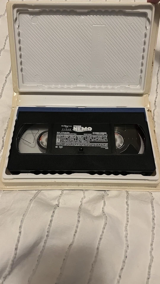 Walt Disney/ Pixar Film- Finding Nemo (VHS, 2003) Clamshell - Image 3 of 3