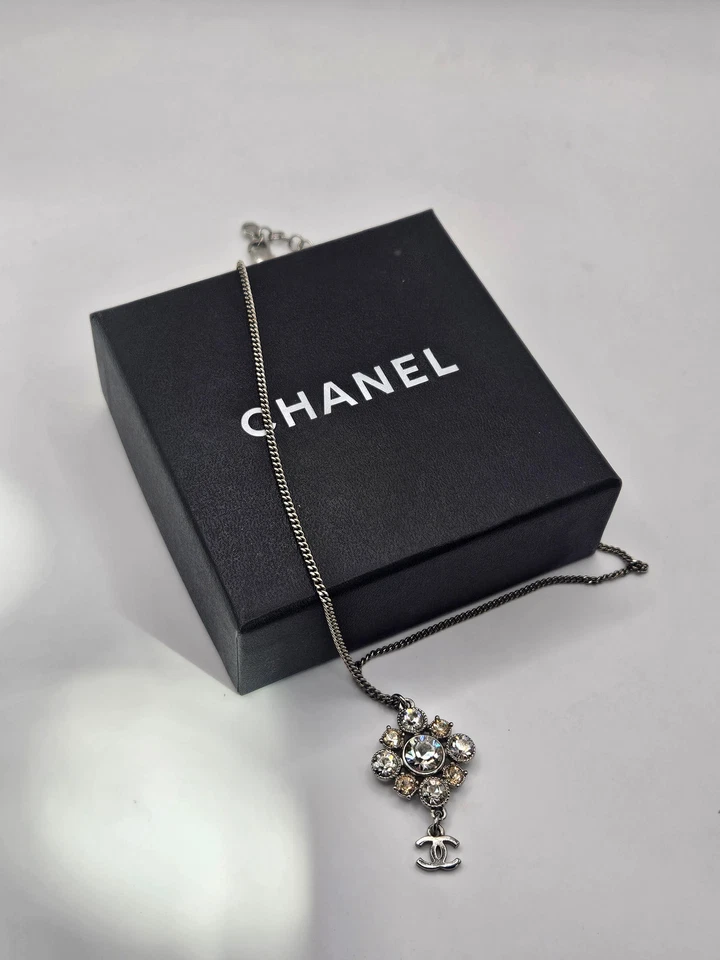 AUTÉNTICO NUEVO Collar Colgante Chanel Tono Plateado Strass Logo CC Foto 4 de 4