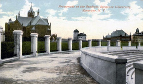 SYRACUSE NY ARCHBOLD COLLEGE SPORT * 2x3 KÜHLSCHRANKMAGNET * VINTAGE STADION POSTKARTE - Bild 1 von 2