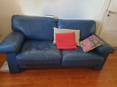 2 kleine gebrauchte blaue Ledersofas abzugeben. Pro Stück 50€