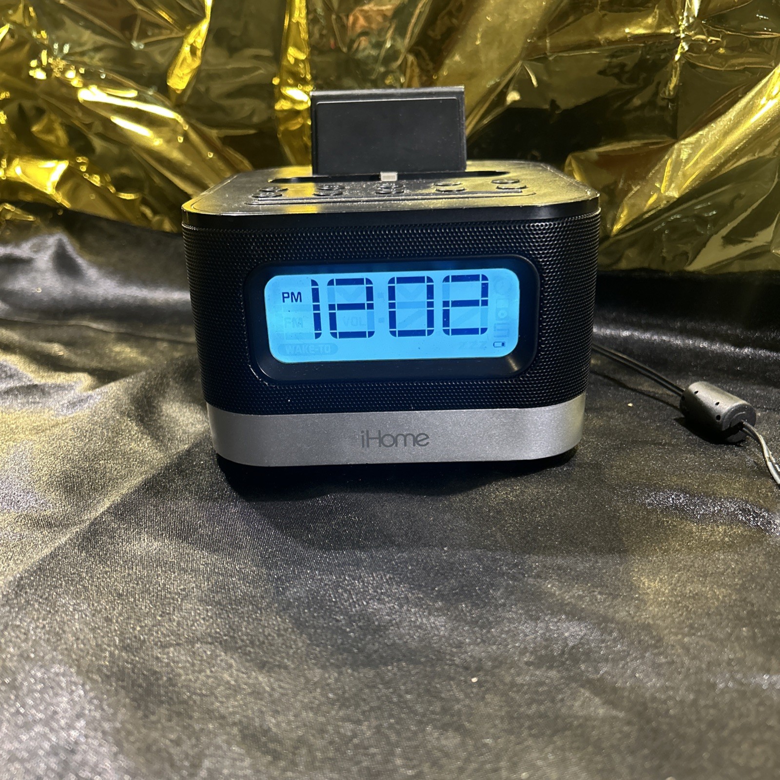 iHome IPL8BN Stereo FM Clock Radio With Lightning Dock for iPhone - TESTED- GOOD