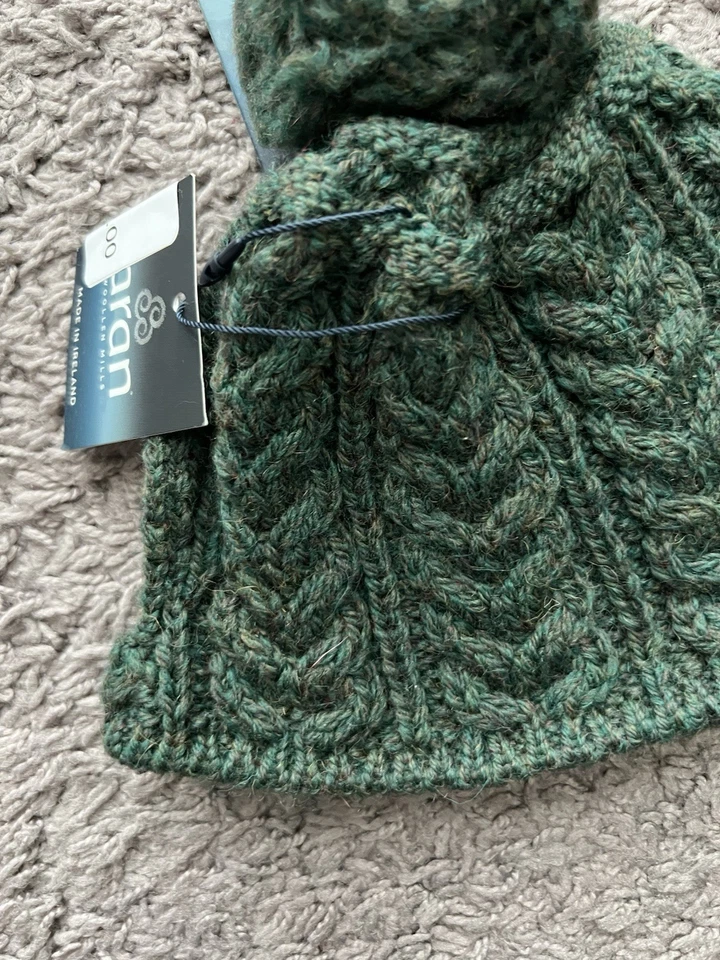 ARAN WOOLEN MILLS Niño Talla Única Cable Tejido IRLANDÉS 100% Lana Verde Pom Pom Foto 3 de 4