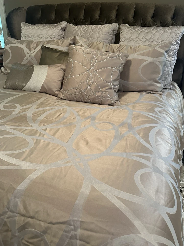 Hotel Collection- 3 Piece King sized Duvet Cover Set With Shams - Image 2 of 3