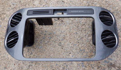 12 13 14 15 16 17 18 VW Tiguan Centar Dash Radio Trim Air Vent Bezel 5N0 585 071